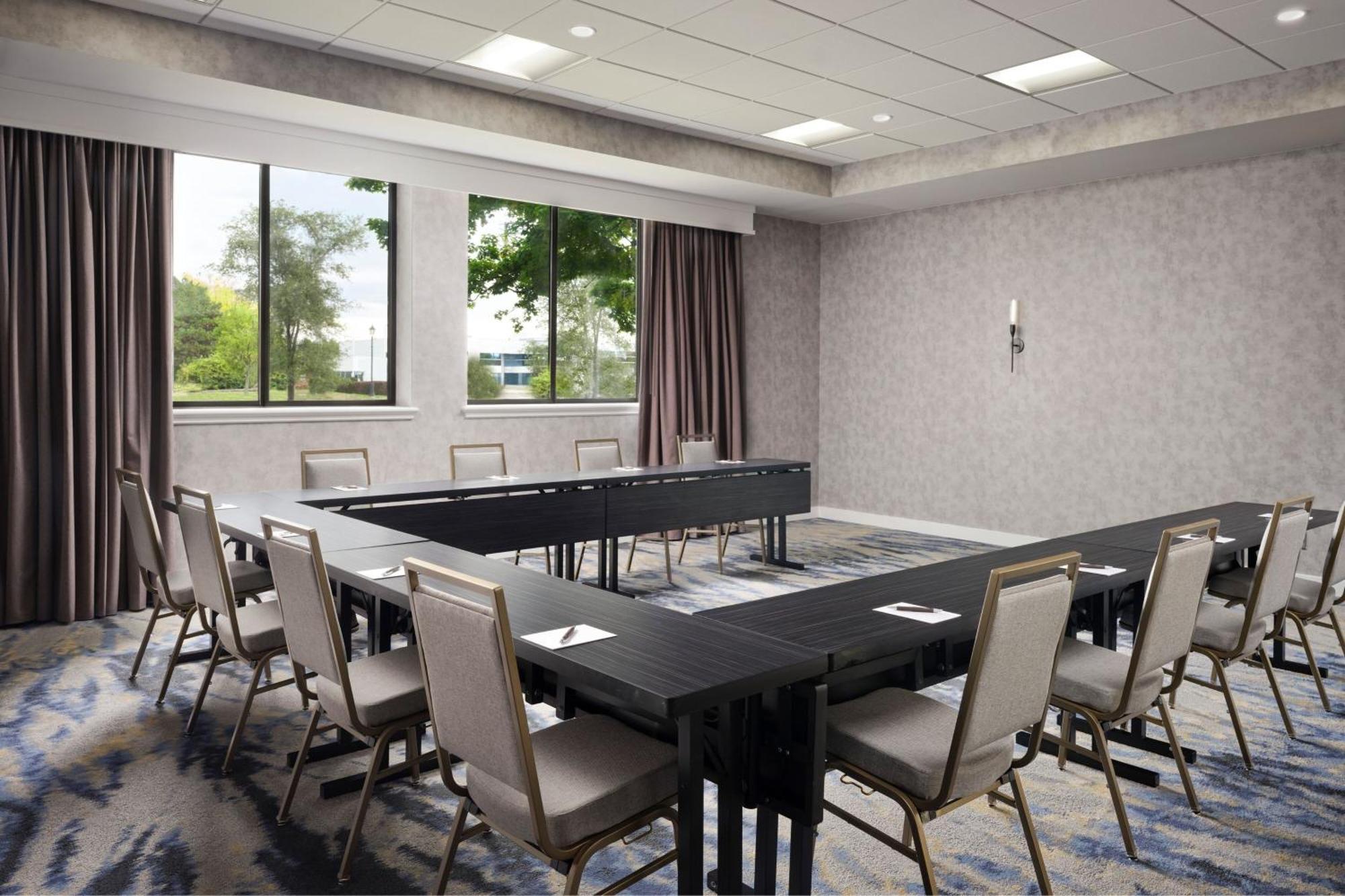 Sheraton Grand Rapids Airport Hotel Cascade Extérieur photo