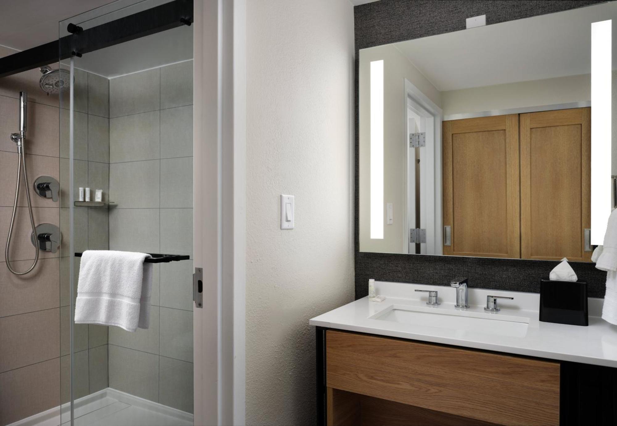 Sheraton Grand Rapids Airport Hotel Cascade Extérieur photo