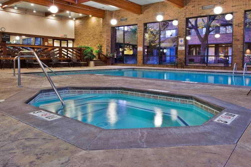 Sheraton Grand Rapids Airport Hotel Cascade Extérieur photo
